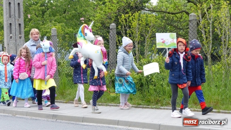 Zdjęcie w galerii na portalu naszraciborz.pl: Parada bajkowych postaci przemaszerowała ulicami Brzezia  wiadomości z regionu