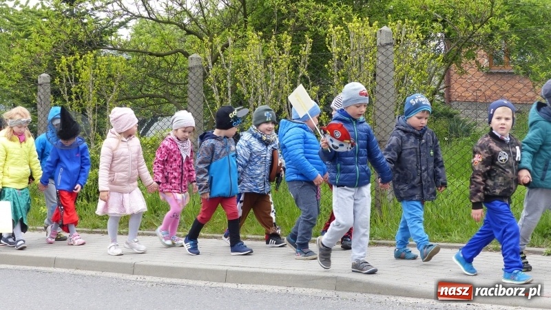 Zdjęcie w galerii na portalu naszraciborz.pl: Parada bajkowych postaci przemaszerowała ulicami Brzezia  wiadomości z regionu