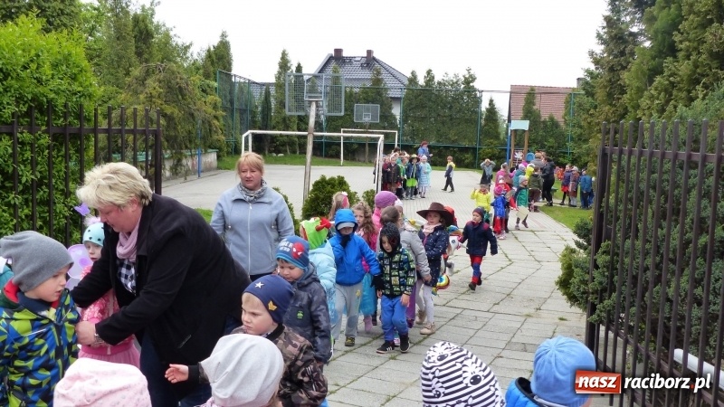 Zdjęcie w galerii na portalu naszraciborz.pl: Parada bajkowych postaci przemaszerowała ulicami Brzezia  wiadomości z regionu