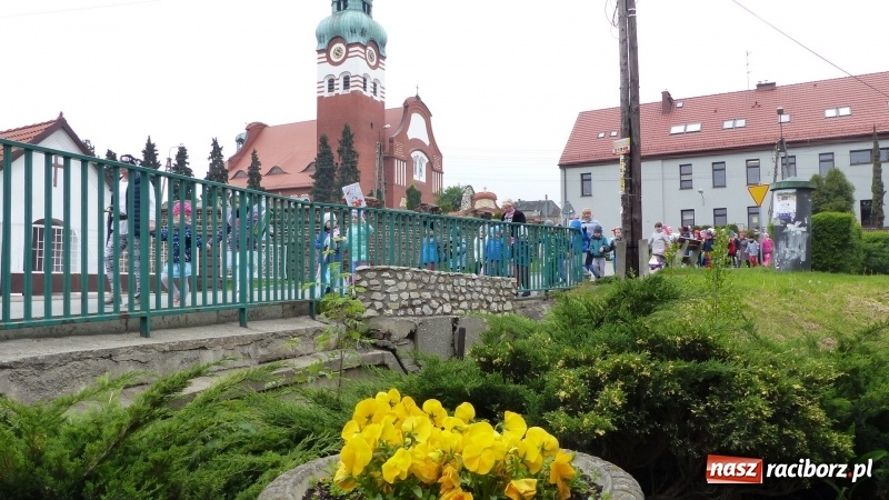 Zdjęcie w galerii na portalu naszraciborz.pl: Parada bajkowych postaci przemaszerowała ulicami Brzezia  wiadomości z regionu