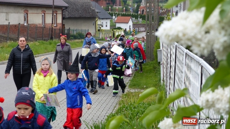 Zdjęcie w galerii na portalu naszraciborz.pl: Parada bajkowych postaci przemaszerowała ulicami Brzezia  wiadomości z regionu