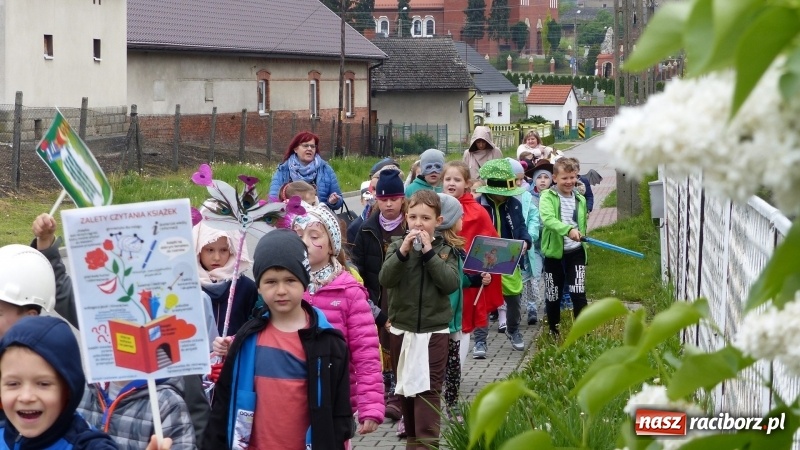 Zdjęcie w galerii na portalu naszraciborz.pl: Parada bajkowych postaci przemaszerowała ulicami Brzezia  wiadomości z regionu