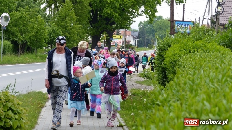 Zdjęcie w galerii na portalu naszraciborz.pl: Parada bajkowych postaci przemaszerowała ulicami Brzezia  wiadomości z regionu