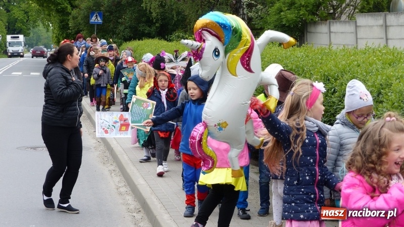 Zdjęcie w galerii na portalu naszraciborz.pl: Parada bajkowych postaci przemaszerowała ulicami Brzezia  wiadomości z regionu