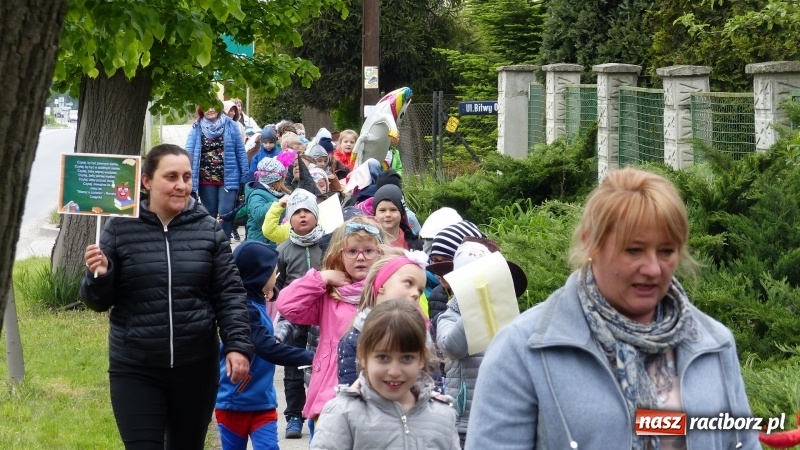 Zdjęcie w galerii na portalu naszraciborz.pl: Parada bajkowych postaci przemaszerowała ulicami Brzezia  wiadomości z regionu
