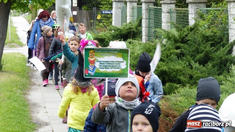Zdjęcie w galerii na portalu naszraciborz.pl: Parada bajkowych postaci przemaszerowała ulicami Brzezia  wiadomości z regionu