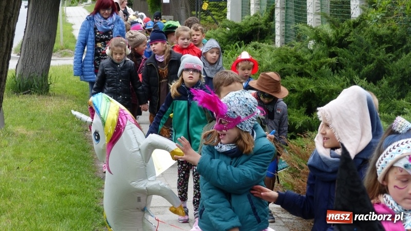 Zdjęcie w galerii na portalu naszraciborz.pl: Parada bajkowych postaci przemaszerowała ulicami Brzezia  wiadomości z regionu