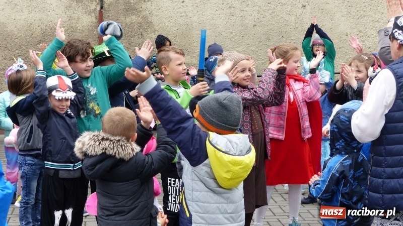 Zdjęcie w galerii na portalu naszraciborz.pl: Parada bajkowych postaci przemaszerowała ulicami Brzezia  wiadomości z regionu