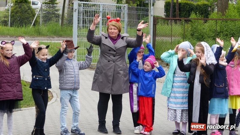 Zdjęcie w galerii na portalu naszraciborz.pl: Parada bajkowych postaci przemaszerowała ulicami Brzezia  wiadomości z regionu