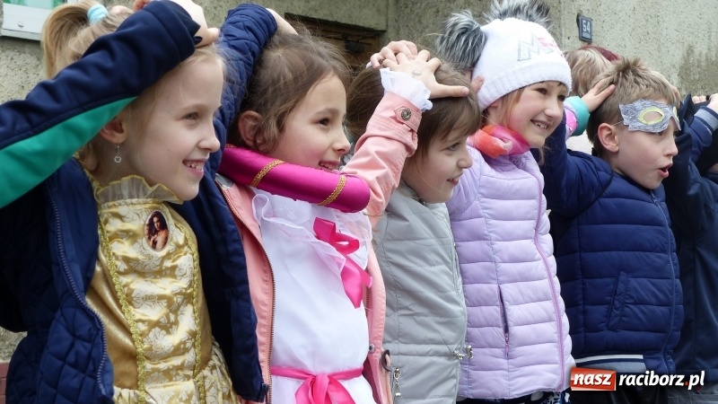 Zdjęcie w galerii na portalu naszraciborz.pl: Parada bajkowych postaci przemaszerowała ulicami Brzezia  wiadomości z regionu