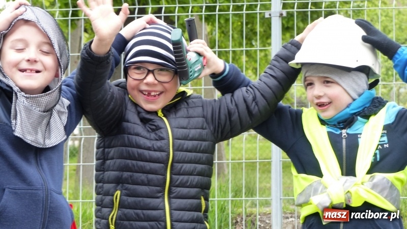 Zdjęcie w galerii na portalu naszraciborz.pl: Parada bajkowych postaci przemaszerowała ulicami Brzezia  wiadomości z regionu