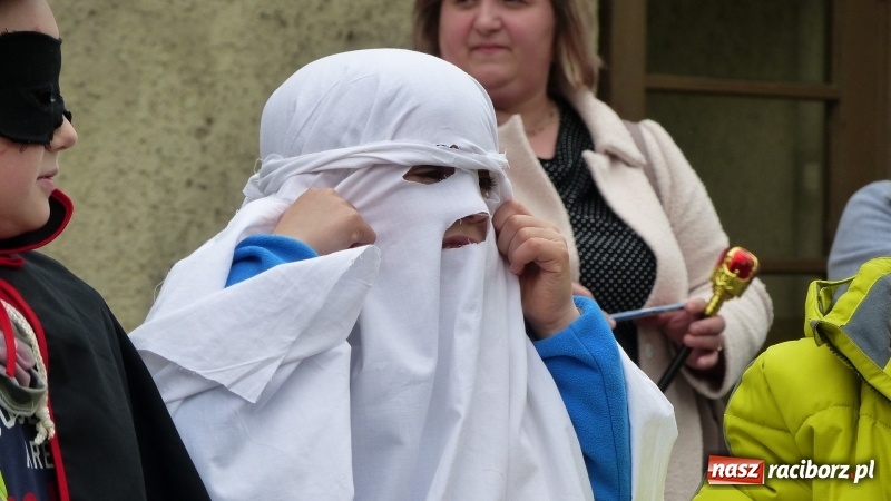 Zdjęcie w galerii na portalu naszraciborz.pl: Parada bajkowych postaci przemaszerowała ulicami Brzezia  wiadomości z regionu