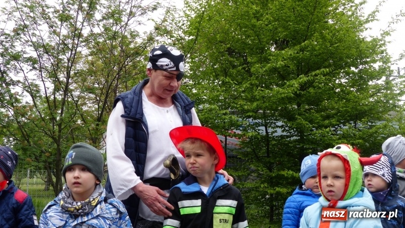 Zdjęcie w galerii na portalu naszraciborz.pl: Parada bajkowych postaci przemaszerowała ulicami Brzezia  wiadomości z regionu