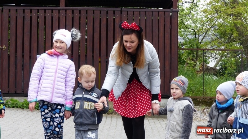 Zdjęcie w galerii na portalu naszraciborz.pl: Parada bajkowych postaci przemaszerowała ulicami Brzezia  wiadomości z regionu