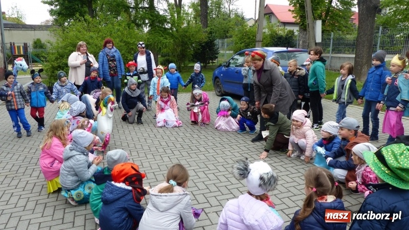 Zdjęcie w galerii na portalu naszraciborz.pl: Parada bajkowych postaci przemaszerowała ulicami Brzezia  wiadomości z regionu