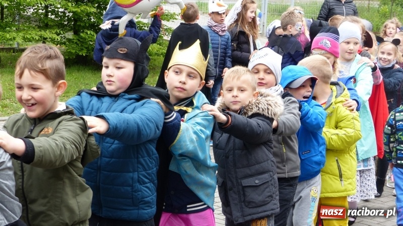 Zdjęcie w galerii na portalu naszraciborz.pl: Parada bajkowych postaci przemaszerowała ulicami Brzezia  wiadomości z regionu