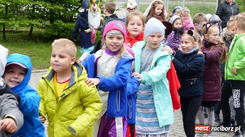 Zdjęcie w galerii na portalu naszraciborz.pl: Parada bajkowych postaci przemaszerowała ulicami Brzezia  wiadomości z regionu