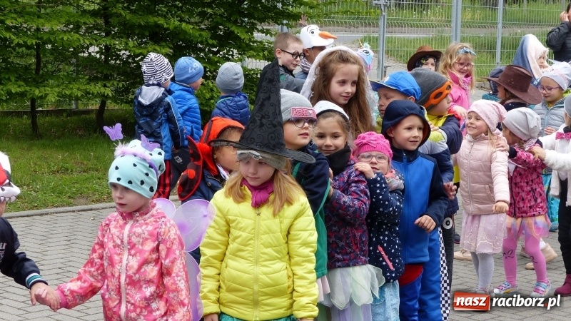 Zdjęcie w galerii na portalu naszraciborz.pl: Parada bajkowych postaci przemaszerowała ulicami Brzezia  wiadomości z regionu