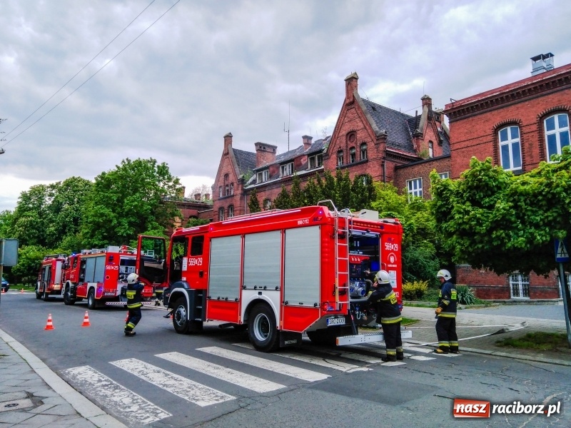 Zdjęcie w galerii na portalu naszraciborz.pl: Podpalenie w starym szpitalu przy ul. Bema [FOTO] wiadomości z regionu