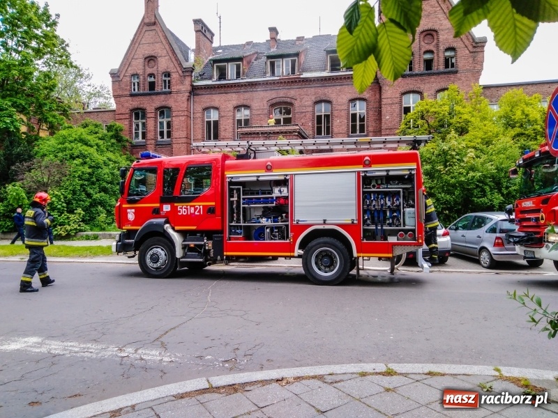 Zdjęcie w galerii na portalu naszraciborz.pl: Podpalenie w starym szpitalu przy ul. Bema [FOTO] wiadomości z regionu