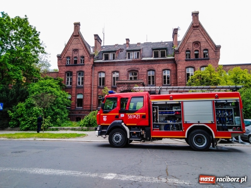 Zdjęcie w galerii na portalu naszraciborz.pl: Podpalenie w starym szpitalu przy ul. Bema [FOTO] wiadomości z regionu