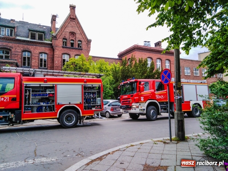 Zdjęcie w galerii na portalu naszraciborz.pl: Podpalenie w starym szpitalu przy ul. Bema [FOTO] wiadomości z regionu