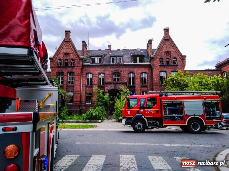 Zdjęcie w galerii na portalu naszraciborz.pl: Podpalenie w starym szpitalu przy ul. Bema [FOTO] wiadomości z regionu