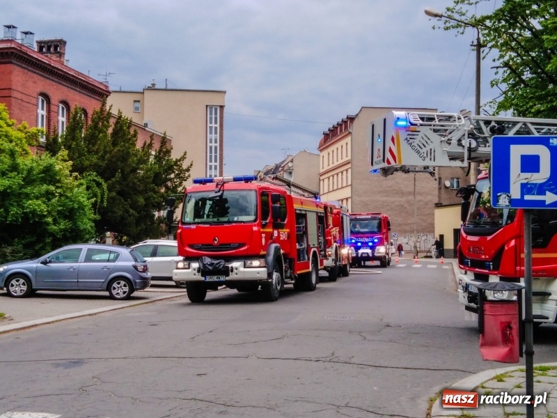 Zdjęcie w galerii na portalu naszraciborz.pl: Podpalenie w starym szpitalu przy ul. Bema [FOTO] wiadomości z regionu