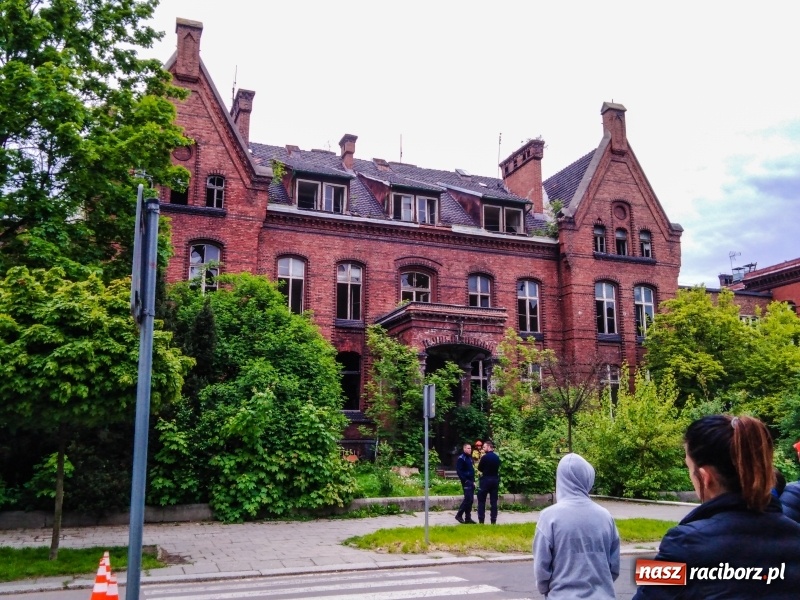 Zdjęcie w galerii na portalu naszraciborz.pl: Podpalenie w starym szpitalu przy ul. Bema [FOTO] wiadomości z regionu