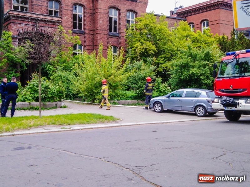 Zdjęcie w galerii na portalu naszraciborz.pl: Podpalenie w starym szpitalu przy ul. Bema [FOTO] wiadomości z regionu