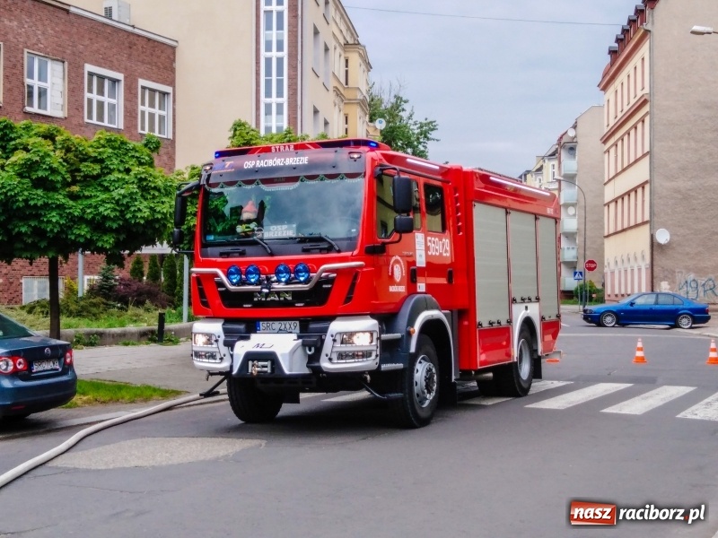 Zdjęcie w galerii na portalu naszraciborz.pl: Podpalenie w starym szpitalu przy ul. Bema [FOTO] wiadomości z regionu