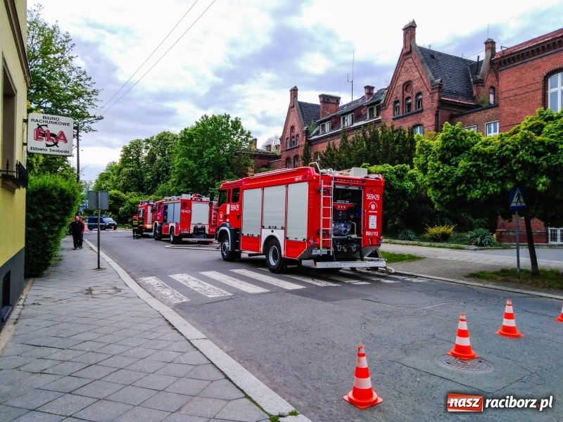 Zdjęcie w galerii na portalu naszraciborz.pl: Podpalenie w starym szpitalu przy ul. Bema [FOTO] wiadomości z regionu