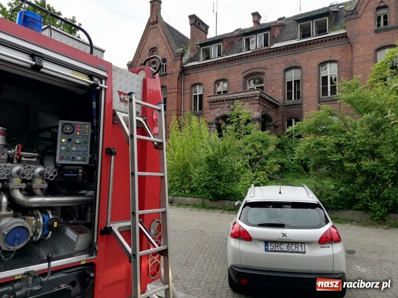 Zdjęcie w galerii na portalu naszraciborz.pl: Podpalenie w starym szpitalu przy ul. Bema [FOTO] wiadomości z regionu