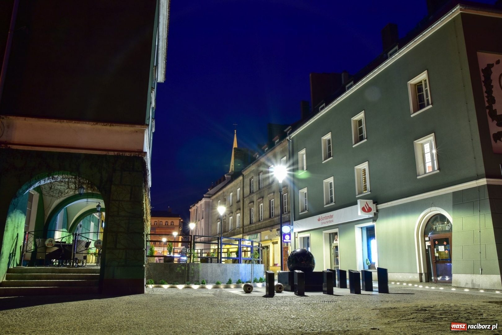 Zdjęcie w galerii na portalu naszraciborz.pl: Tak prezentuje się odnowiona ulica Długa z iluminacjami [FOTO] wiadomości z regionu