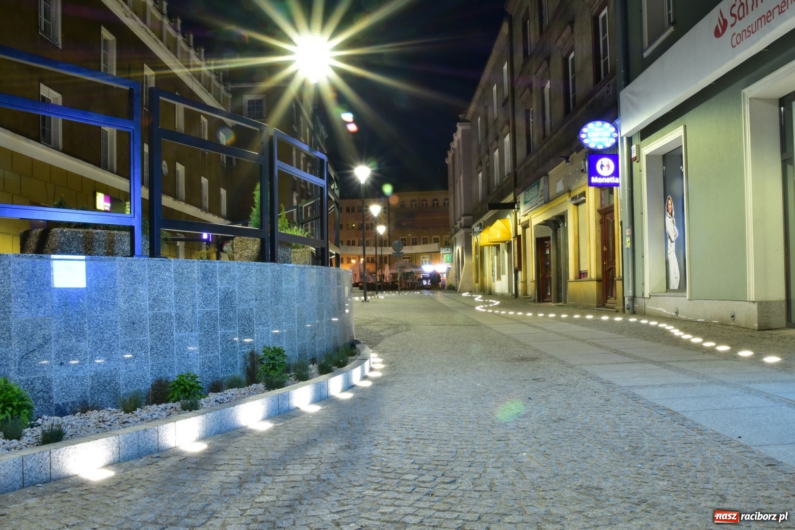 Zdjęcie w galerii na portalu naszraciborz.pl: Tak prezentuje się odnowiona ulica Długa z iluminacjami [FOTO] wiadomości z regionu