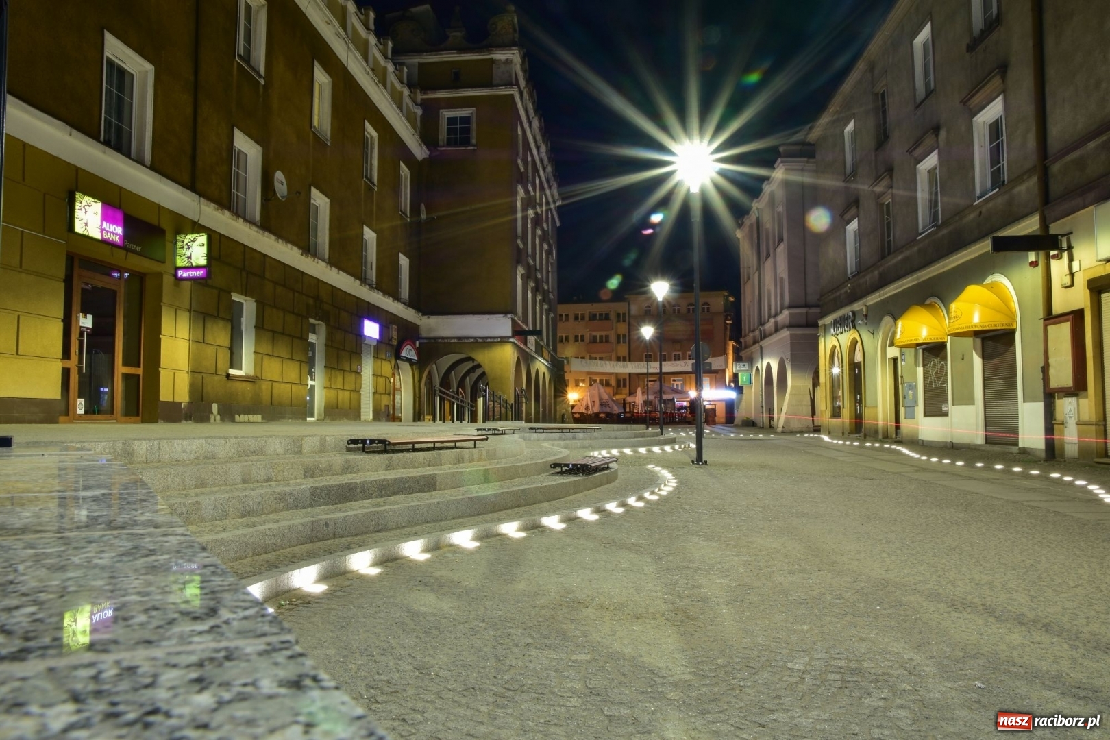 Zdjęcie w galerii na portalu naszraciborz.pl: Tak prezentuje się odnowiona ulica Długa z iluminacjami [FOTO] wiadomości z regionu