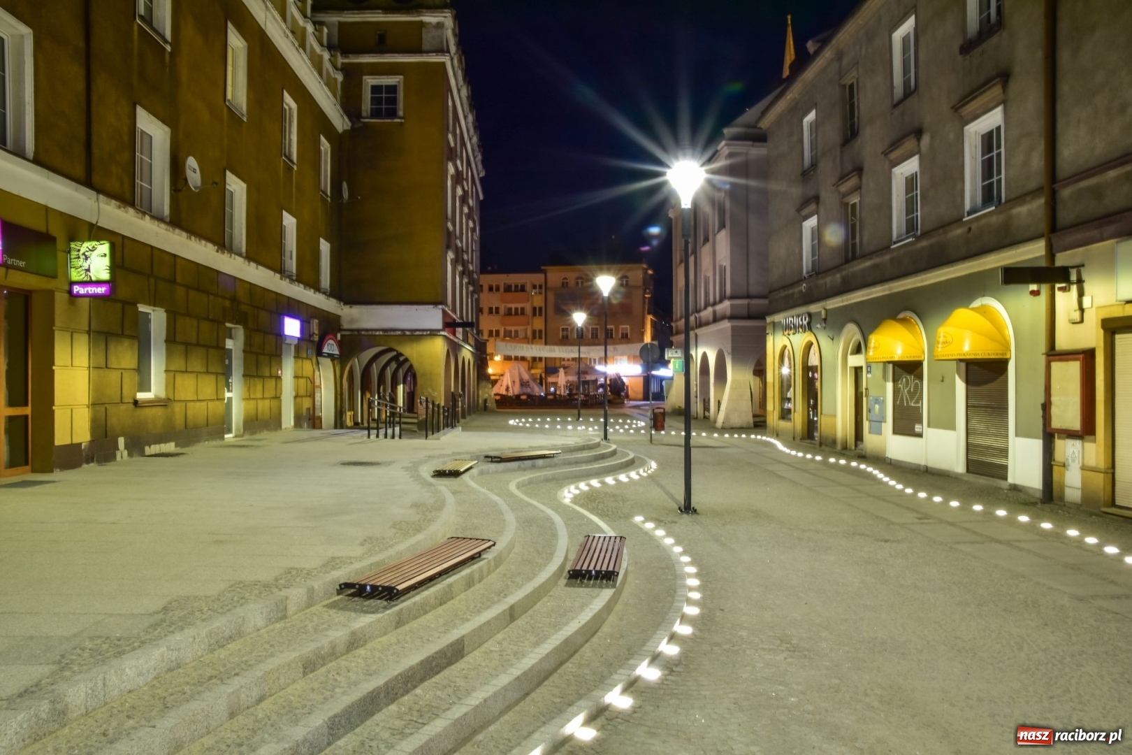 Zdjęcie w galerii na portalu naszraciborz.pl: Tak prezentuje się odnowiona ulica Długa z iluminacjami [FOTO] wiadomości z regionu