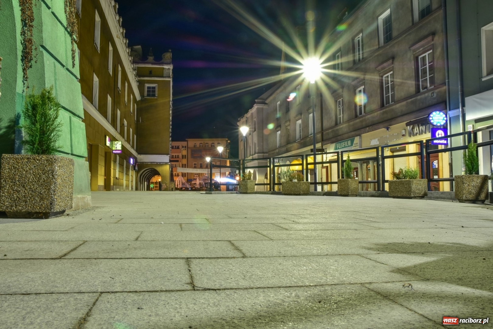Zdjęcie w galerii na portalu naszraciborz.pl: Tak prezentuje się odnowiona ulica Długa z iluminacjami [FOTO] wiadomości z regionu