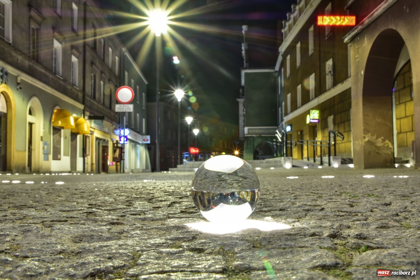 Zdjęcie w galerii na portalu naszraciborz.pl: Tak prezentuje się odnowiona ulica Długa z iluminacjami [FOTO] wiadomości z regionu