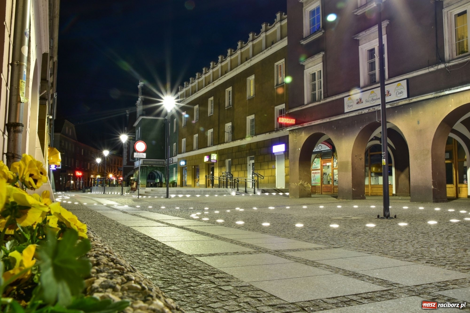 Zdjęcie w galerii na portalu naszraciborz.pl: Tak prezentuje się odnowiona ulica Długa z iluminacjami [FOTO] wiadomości z regionu