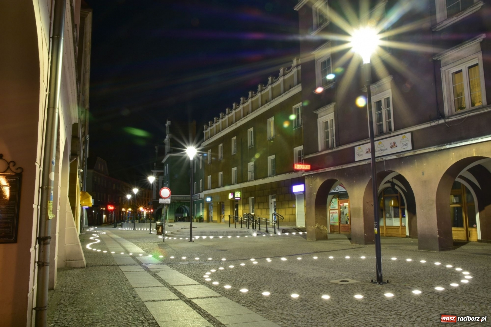 Zdjęcie w galerii na portalu naszraciborz.pl: Tak prezentuje się odnowiona ulica Długa z iluminacjami [FOTO] wiadomości z regionu
