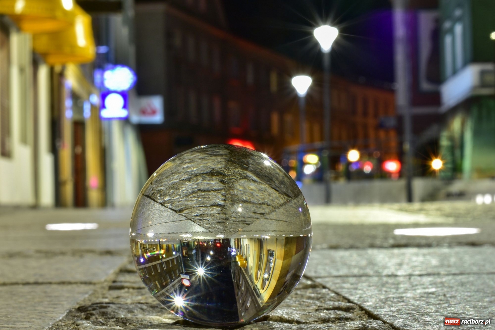 Zdjęcie w galerii na portalu naszraciborz.pl: Tak prezentuje się odnowiona ulica Długa z iluminacjami [FOTO] wiadomości z regionu