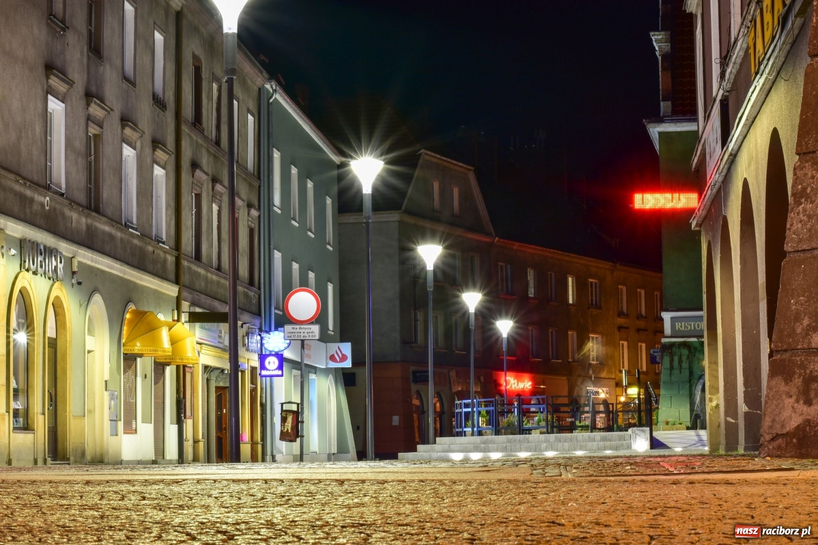 Zdjęcie w galerii na portalu naszraciborz.pl: Tak prezentuje się odnowiona ulica Długa z iluminacjami [FOTO] wiadomości z regionu