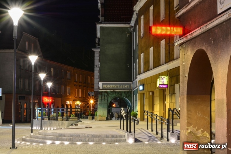 Zdjęcie w galerii na portalu naszraciborz.pl: Tak prezentuje się odnowiona ulica Długa z iluminacjami [FOTO] wiadomości z regionu
