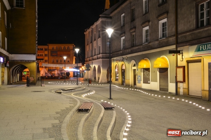 Zdjęcie w galerii na portalu naszraciborz.pl: Tak prezentuje się odnowiona ulica Długa z iluminacjami [FOTO] wiadomości z regionu
