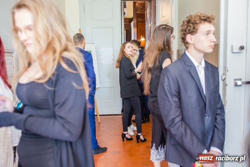 Zdjęcie w galerii na portalu naszraciborz.pl: Absolwenci I LO mierzą się dziś z maturą z matematyki wiadomości z regionu