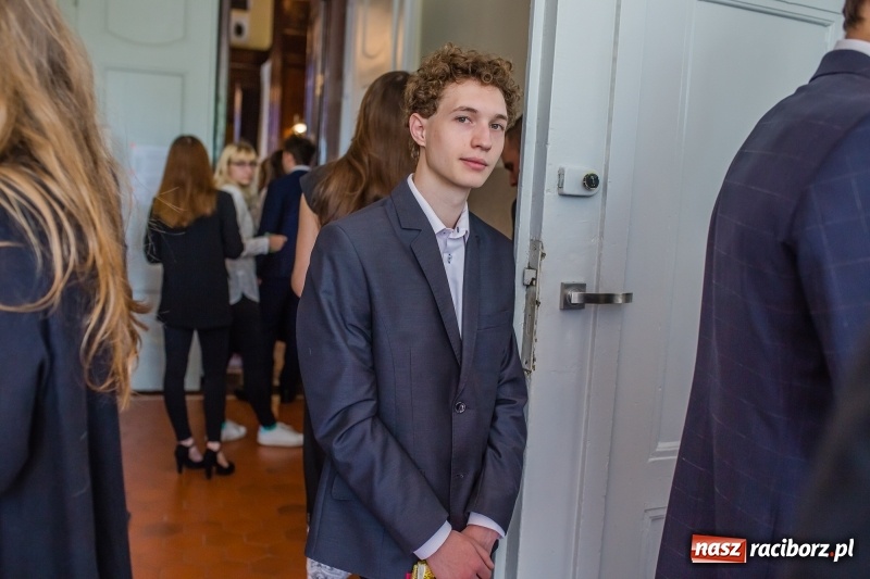 Zdjęcie w galerii na portalu naszraciborz.pl: Absolwenci I LO mierzą się dziś z maturą z matematyki wiadomości z regionu