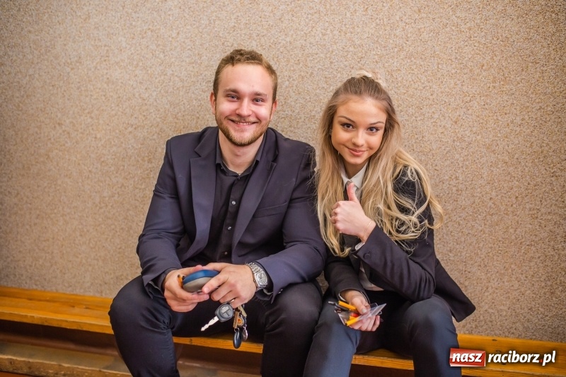 Zdjęcie w galerii na portalu naszraciborz.pl: Absolwenci I LO mierzą się dziś z maturą z matematyki wiadomości z regionu