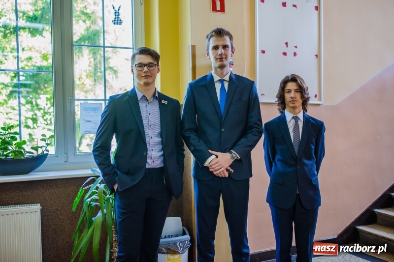 Zdjęcie w galerii na portalu naszraciborz.pl: Absolwenci I LO mierzą się dziś z maturą z matematyki wiadomości z regionu