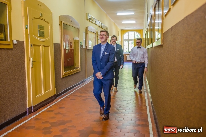 Zdjęcie w galerii na portalu naszraciborz.pl: Absolwenci I LO mierzą się dziś z maturą z matematyki wiadomości z regionu